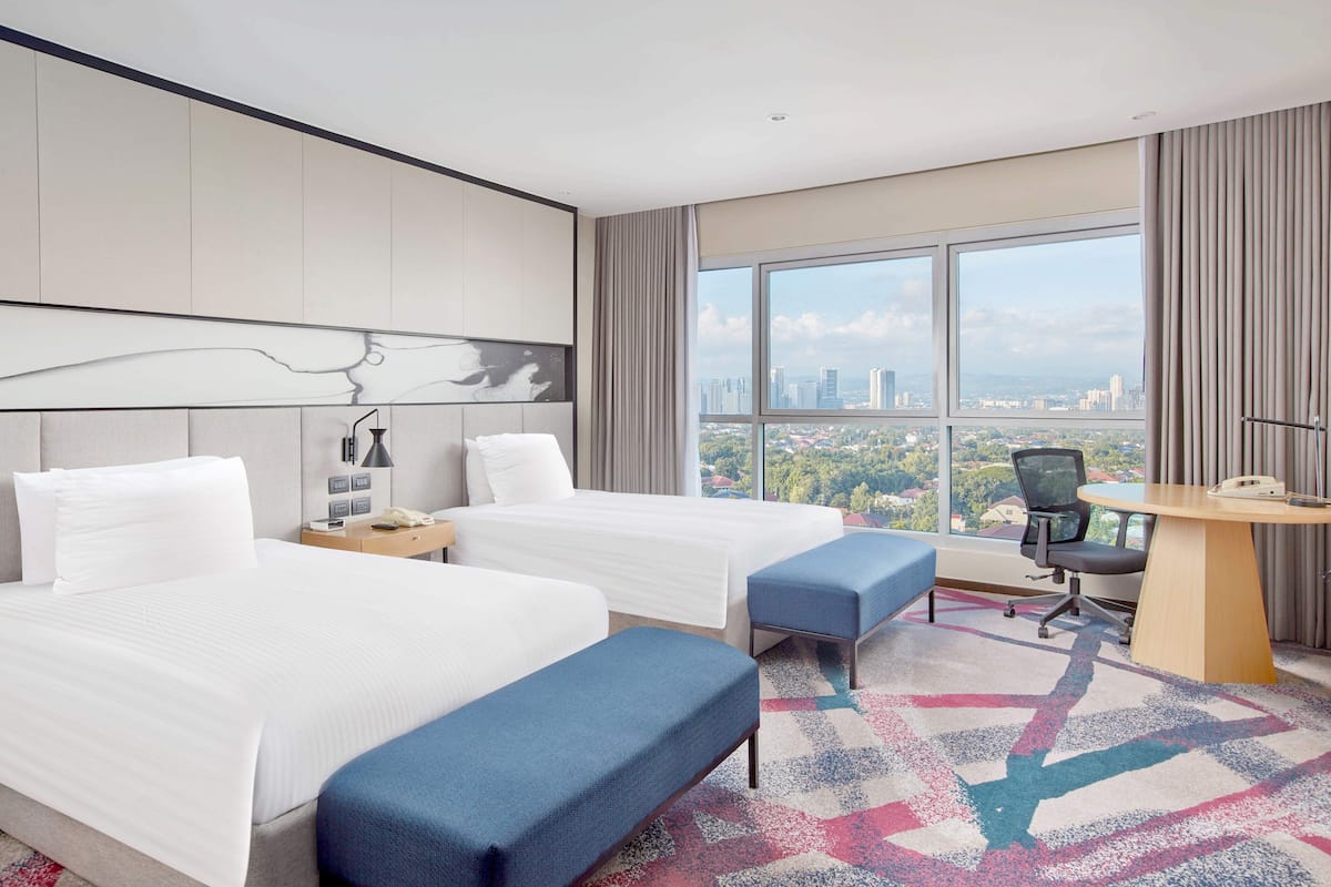 Premium bedding, pillow-top beds, minibar, in-room safe