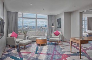 Ropa de cama de alta calidad, camas con pillow-top y minibar 