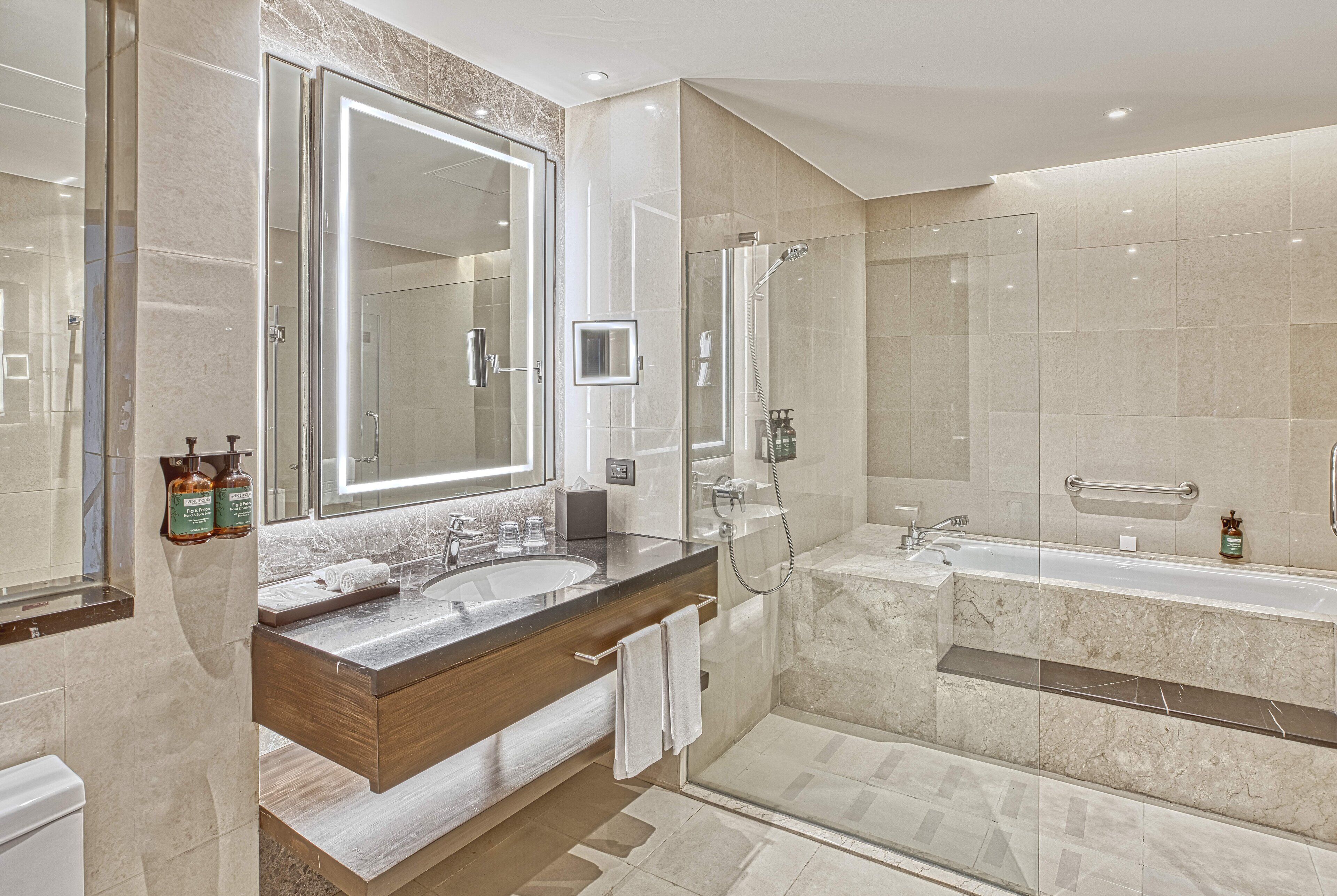 Suite, 1 habitación, con acceso al salón lounge del club, en esquina (High Floor) | Baño | Amenidades de baño gratuitas, secadora de cabello, batas, pantuflas 