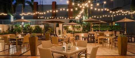 2 restaurantes, se sirven desayunos, comidas y cocina internacional