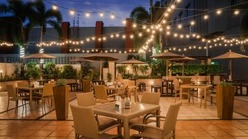 2 restaurants, breakfast, lunch, dinner served; international cuisine