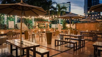 2 restaurants, spécialités Cuisine internationale