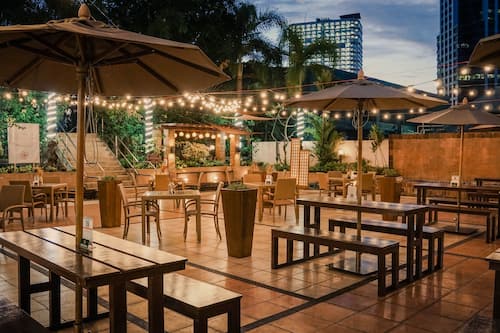 2 restaurants; breakfast, lunch, and dinner served
