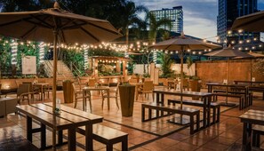 2 restaurants, breakfast, lunch, dinner served; international cuisine