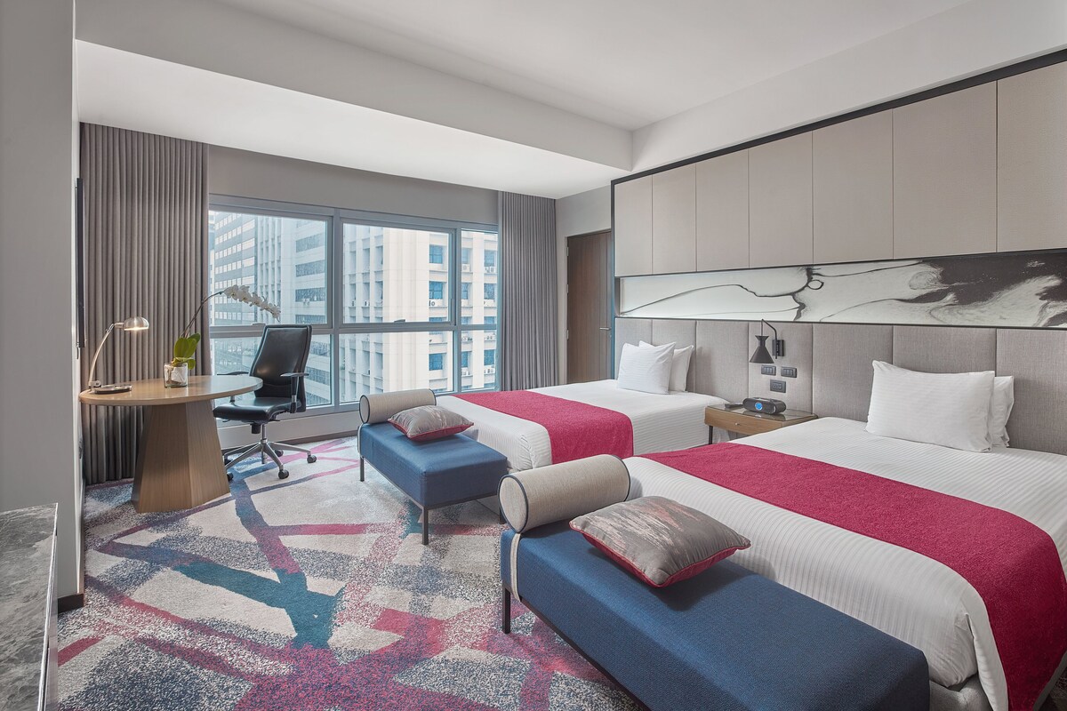 Luxe beddengoed, pillowtop-bedden, een minibar, een kluis op de kamer