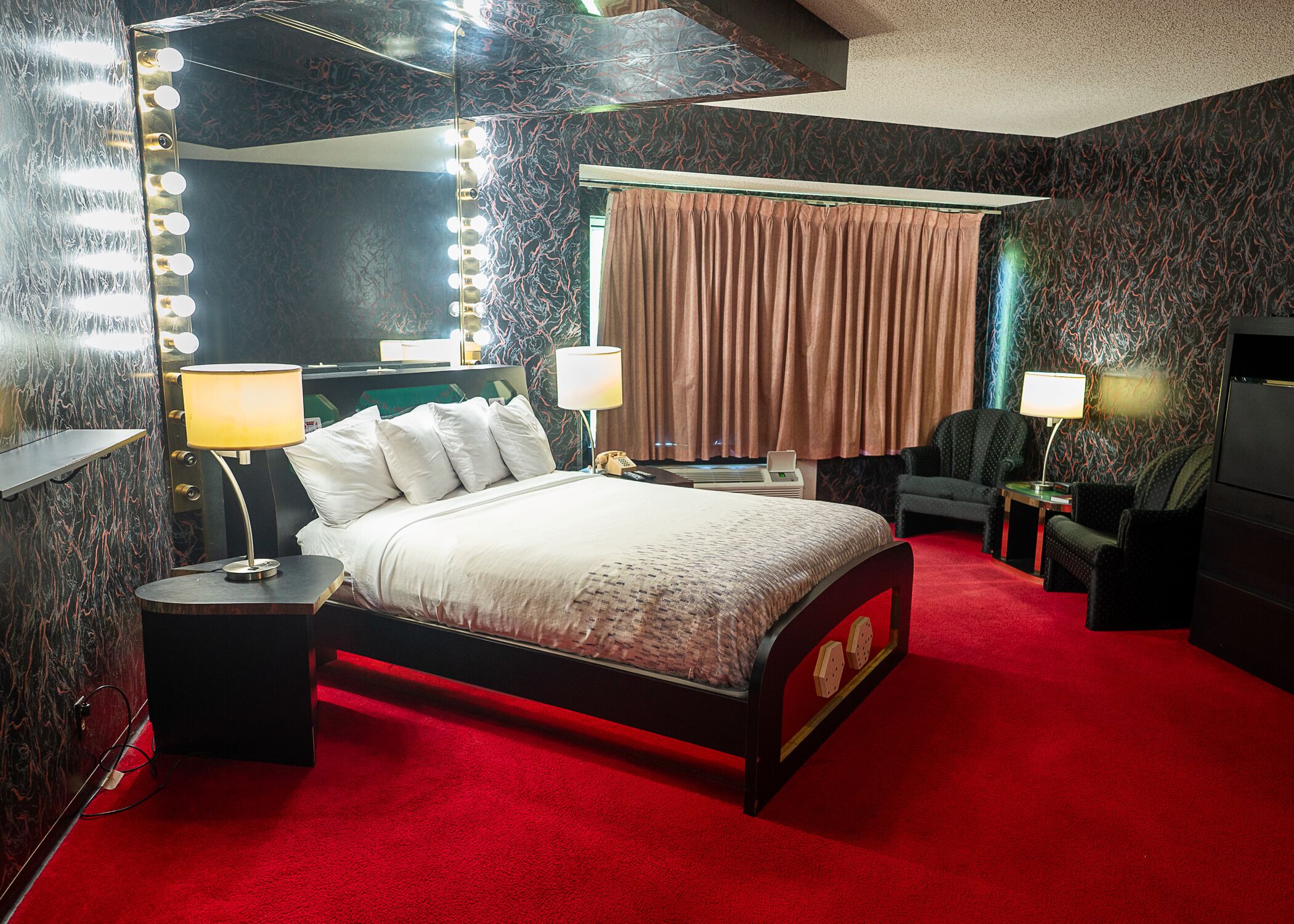 Casino Royale, 1 Queen Bed (2nd Floor Only) | WiFi (free), bed sheets