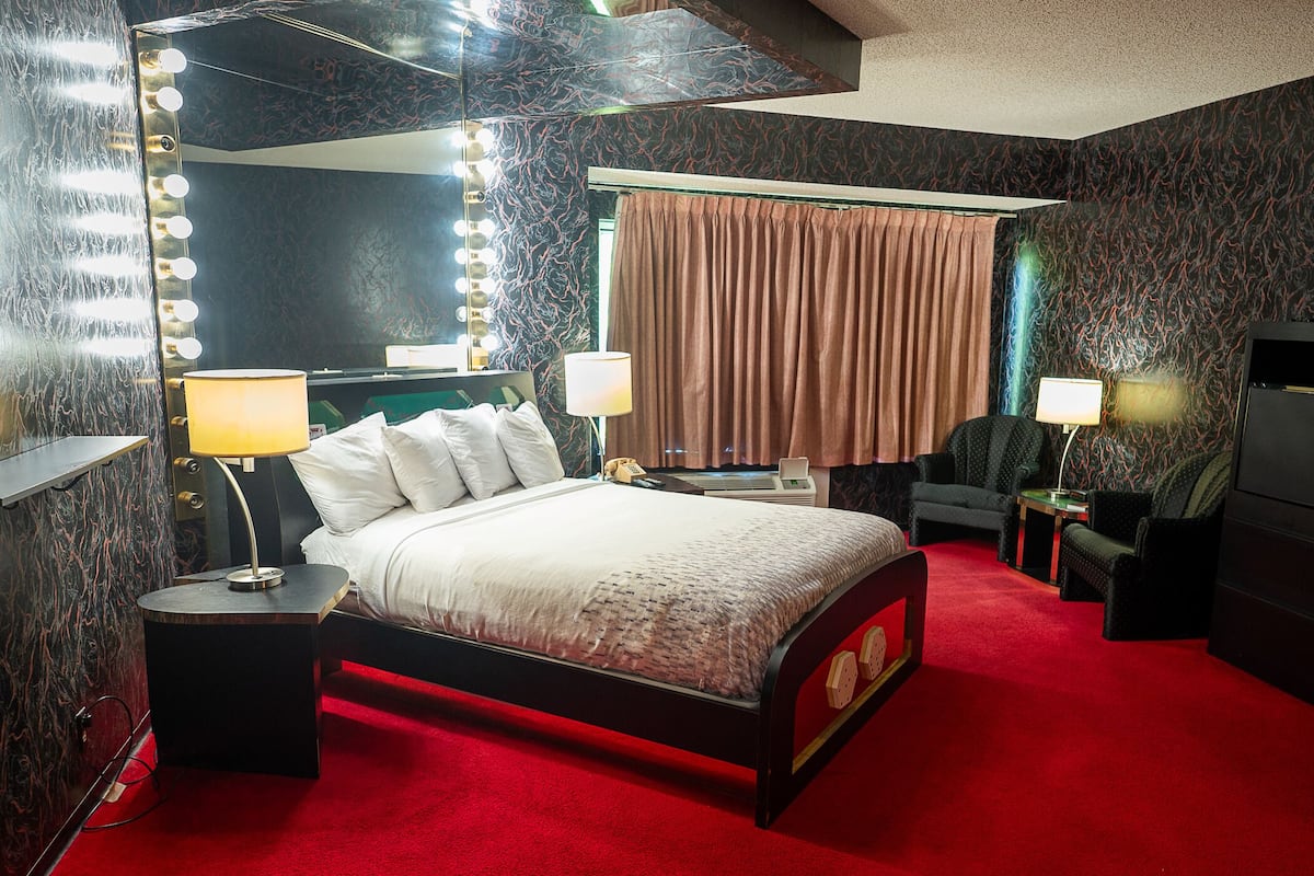 Casino Royale, 1 Queen Bed (2nd Floor Only) | WiFi (free), bed sheets