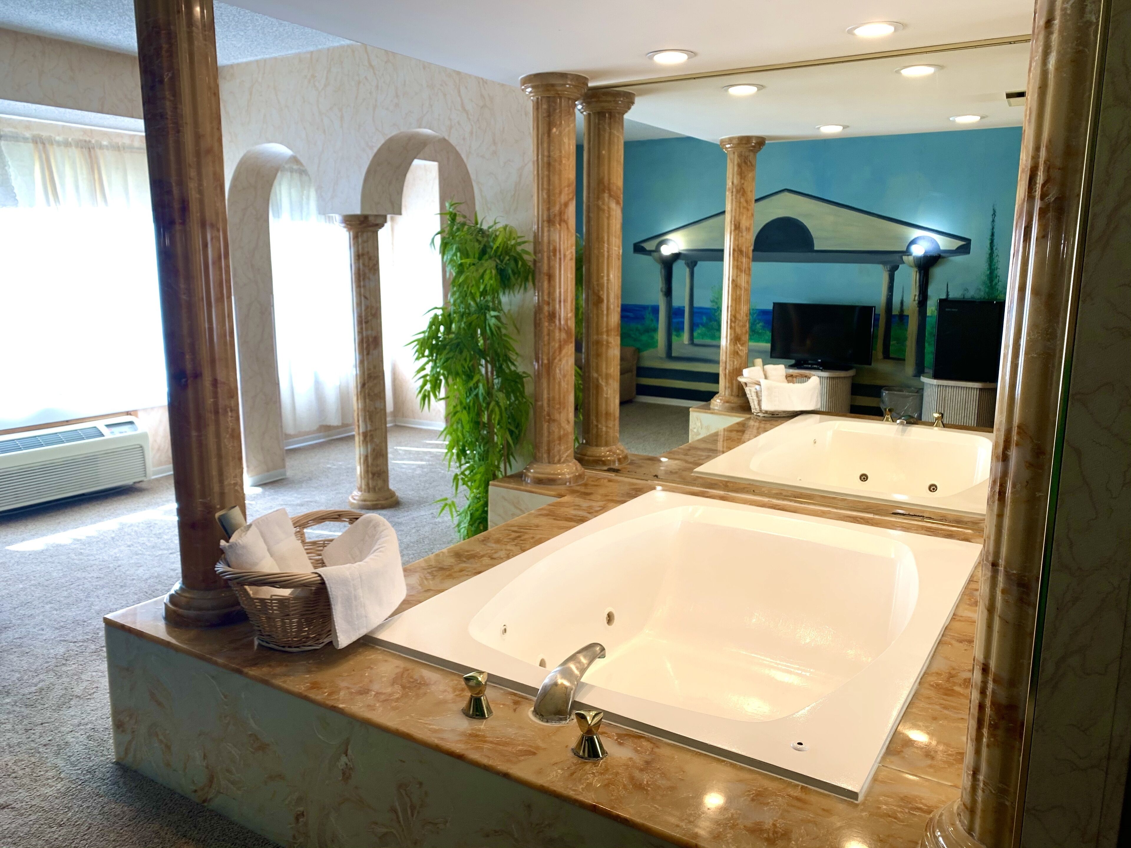 Caesar Court #2, 1 King Bed (2nd Floor)