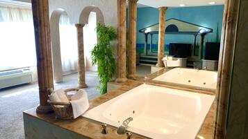 Caesar Court #2, 1 King Bed (2nd Floor)