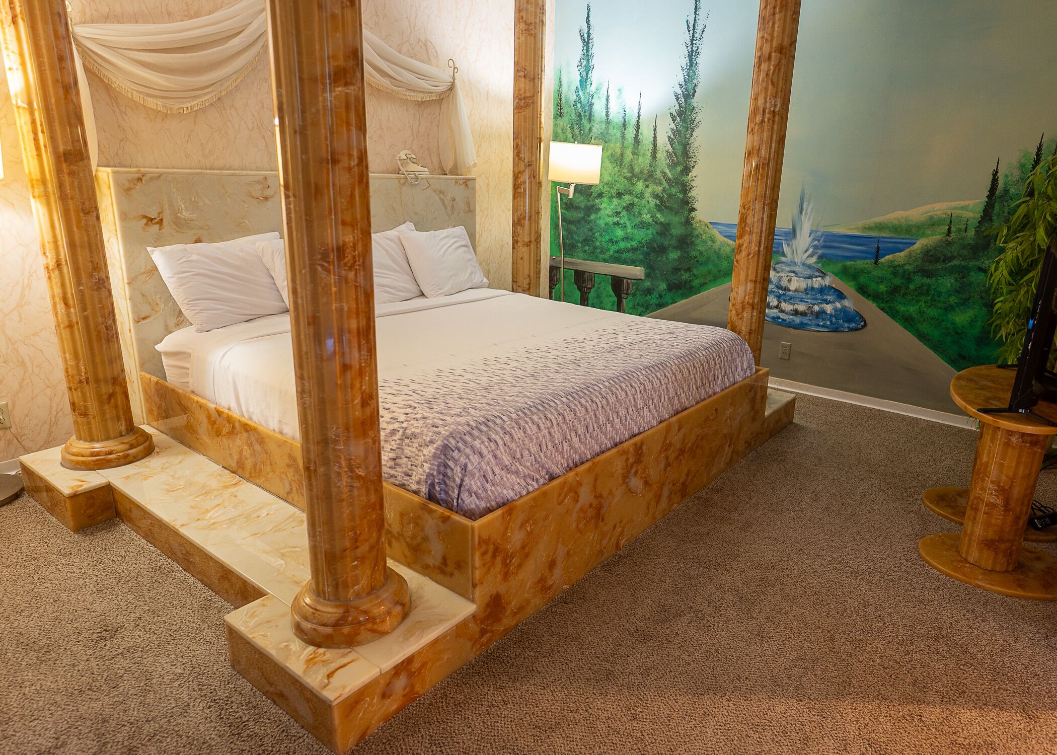 Caesar Court #2, 1 King Bed (2nd Floor) | WiFi (free), bed sheets