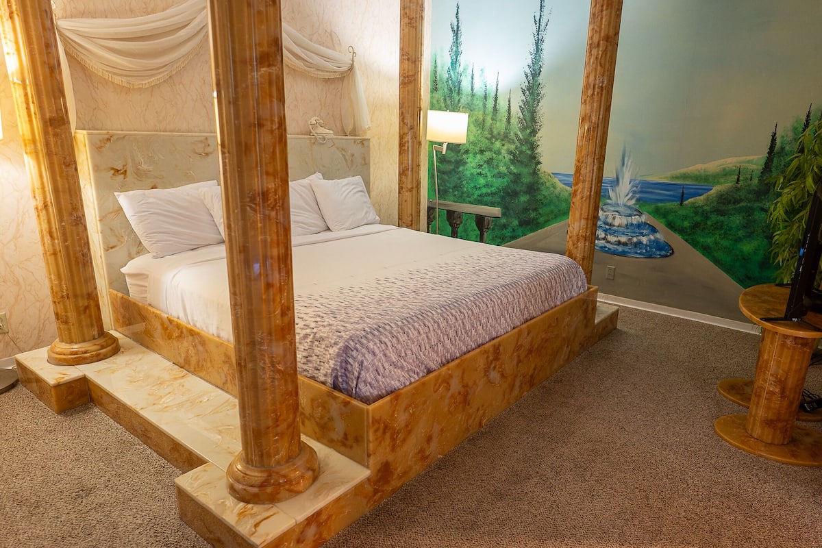 Caesar Court #2, 1 King Bed (2nd Floor) | WiFi (free), bed sheets