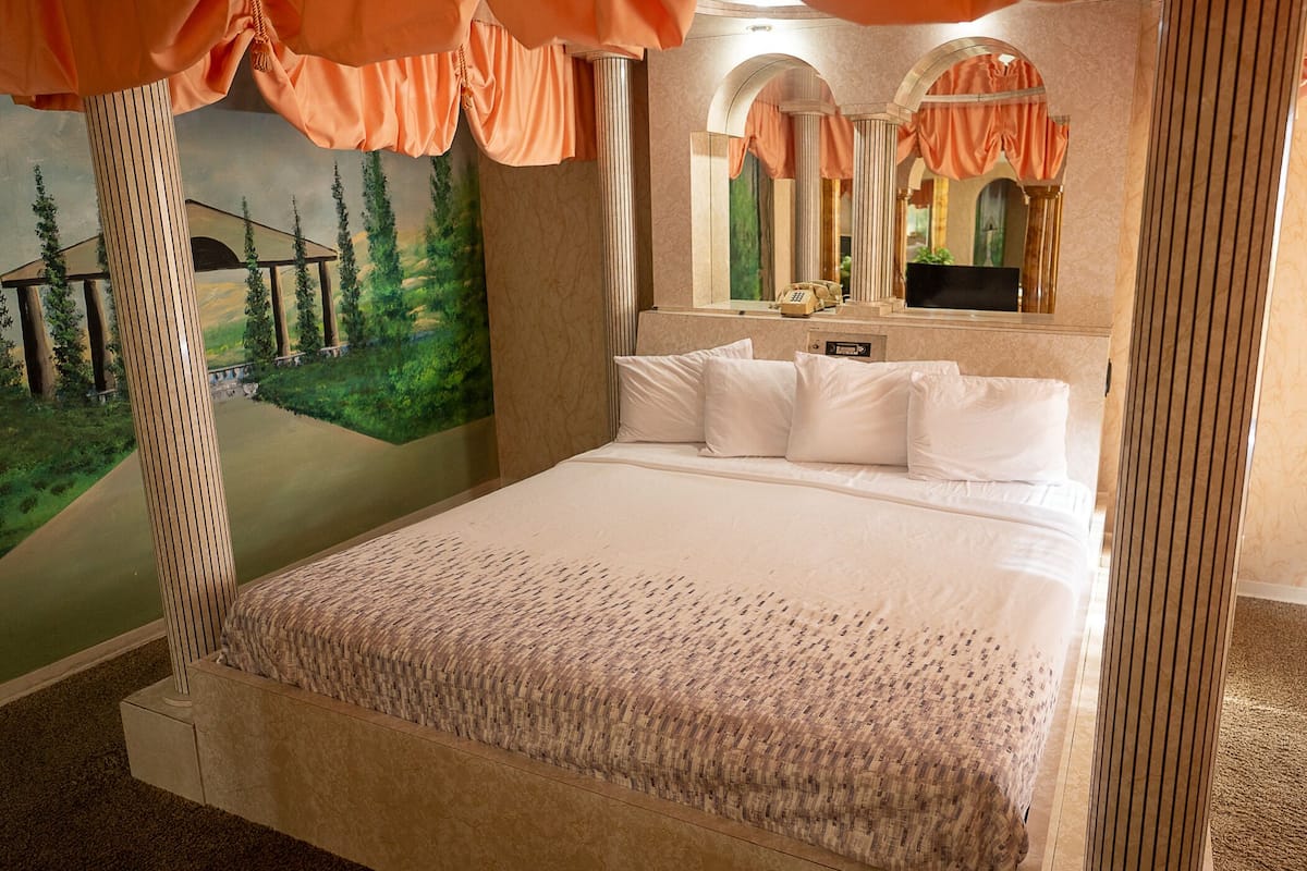 Caesar Court #1, 1 King Bed (2nd Floor) | WiFi (free), bed sheets