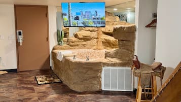 Suite – deluxe, 1 kingsize-seng | Wi-fi (inkludert) og sengetøy