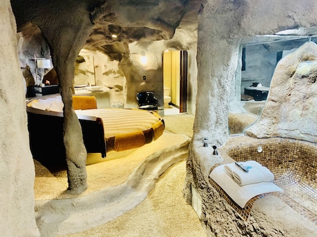 The Cave, 1 King Circle Bed (Downstairs) | Free WiFi, bed sheets