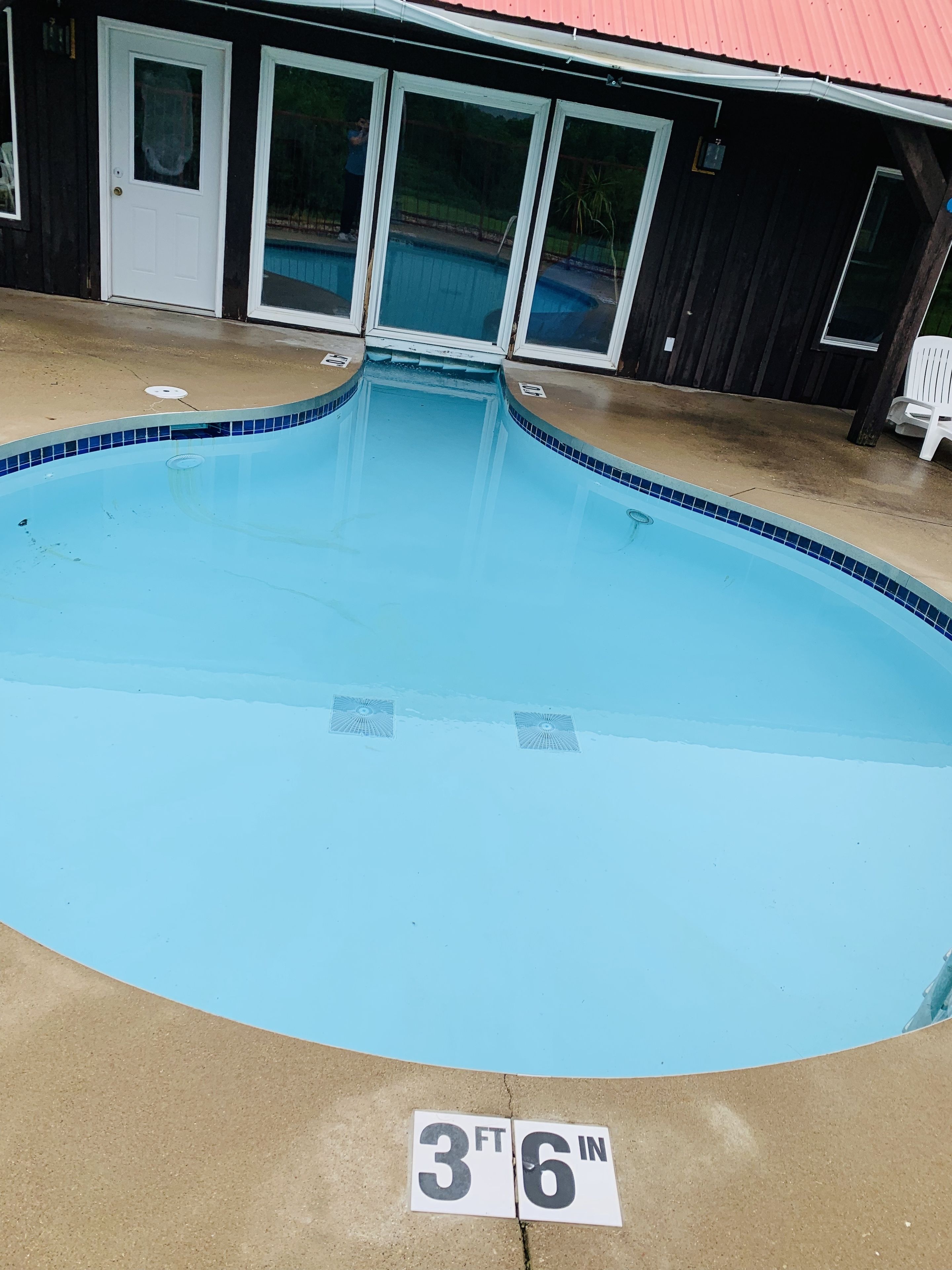 Una piscina con una profundidad de 1 metro 12 centímetros.