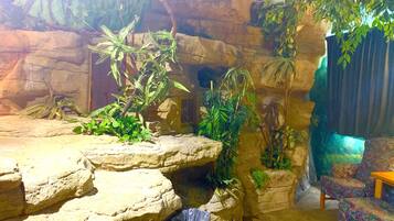 Sherwood Forest, 1 King Bed (Downstairs) | Free WiFi, bed sheets