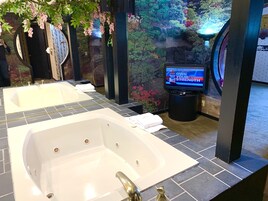 Geisha Garden, 1 Queen Bed (2nd Floor) | Free WiFi, bed sheets