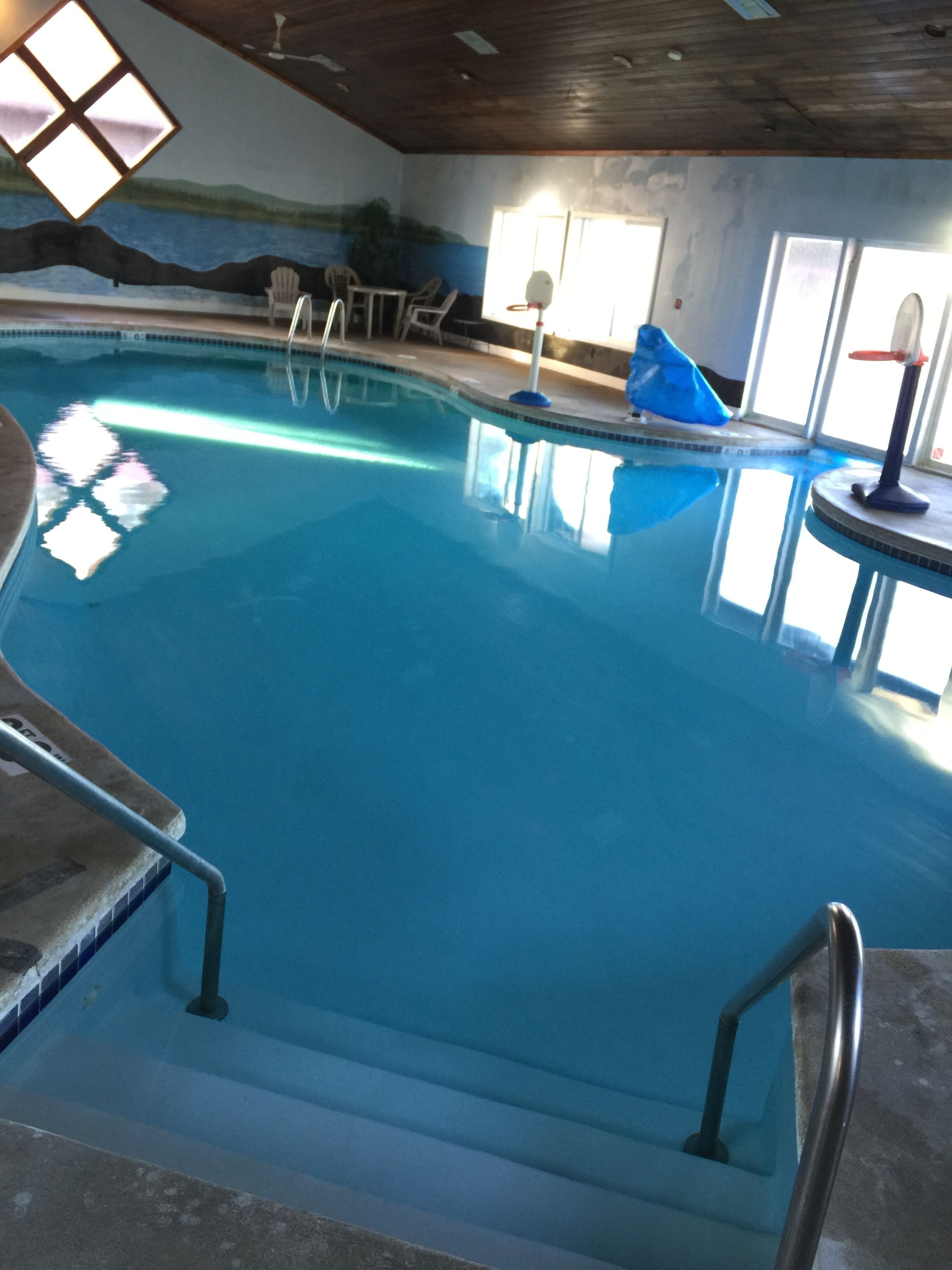 Una piscina techada, una piscina al aire libre de temporada