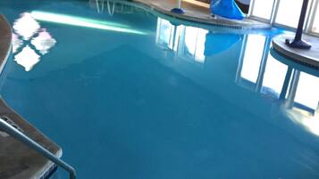 Una piscina techada, una piscina al aire libre de temporada