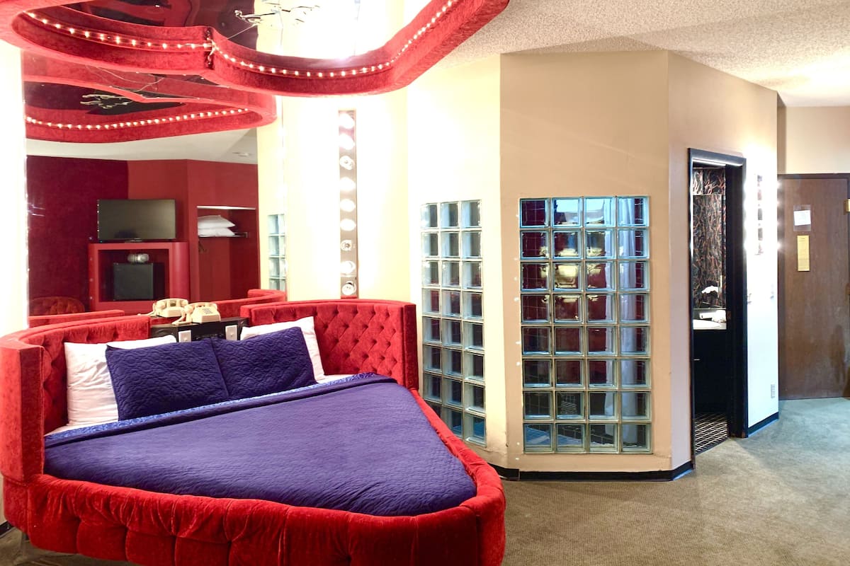 Cupid Corner, 1 Queen Heart-Shaped Bed (2nd Floor) | WiFi (free), bed sheets