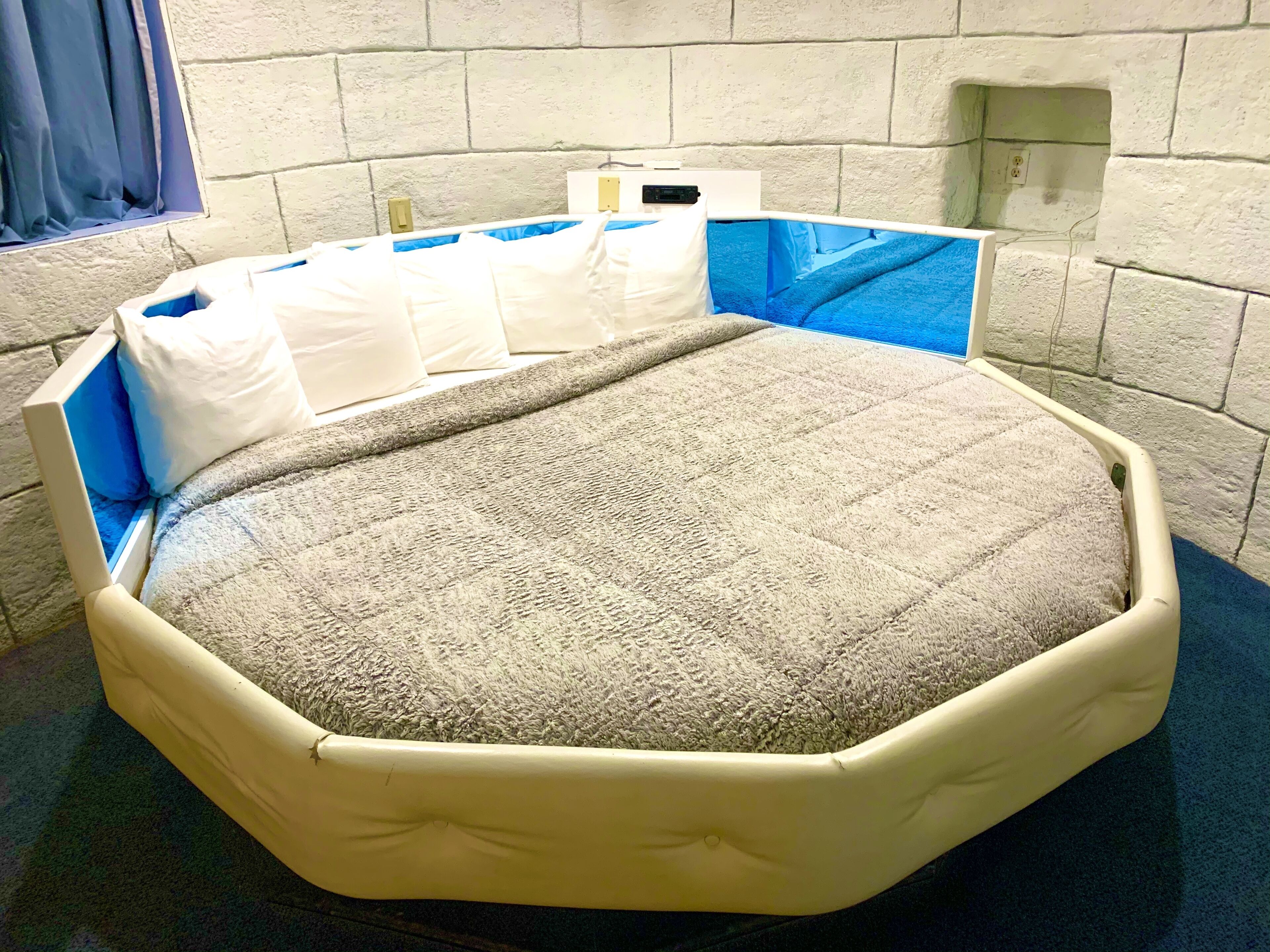 Nothern Lights, 1 King Circle Bed (Downstairs)