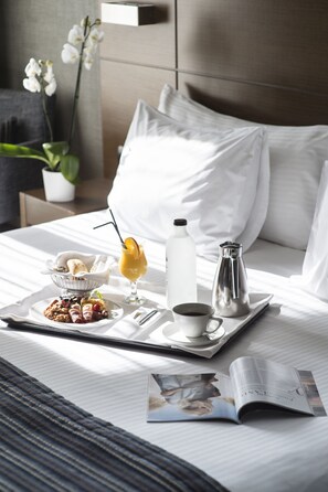 Junior Suite | Hypo-allergenic bedding, minibar, in-room safe, desk - Anatolia (Thessaloniki)