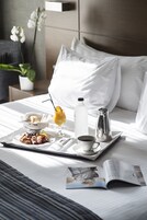 Junior Suite | Hypo-allergenic bedding, minibar, in-room safe, desk