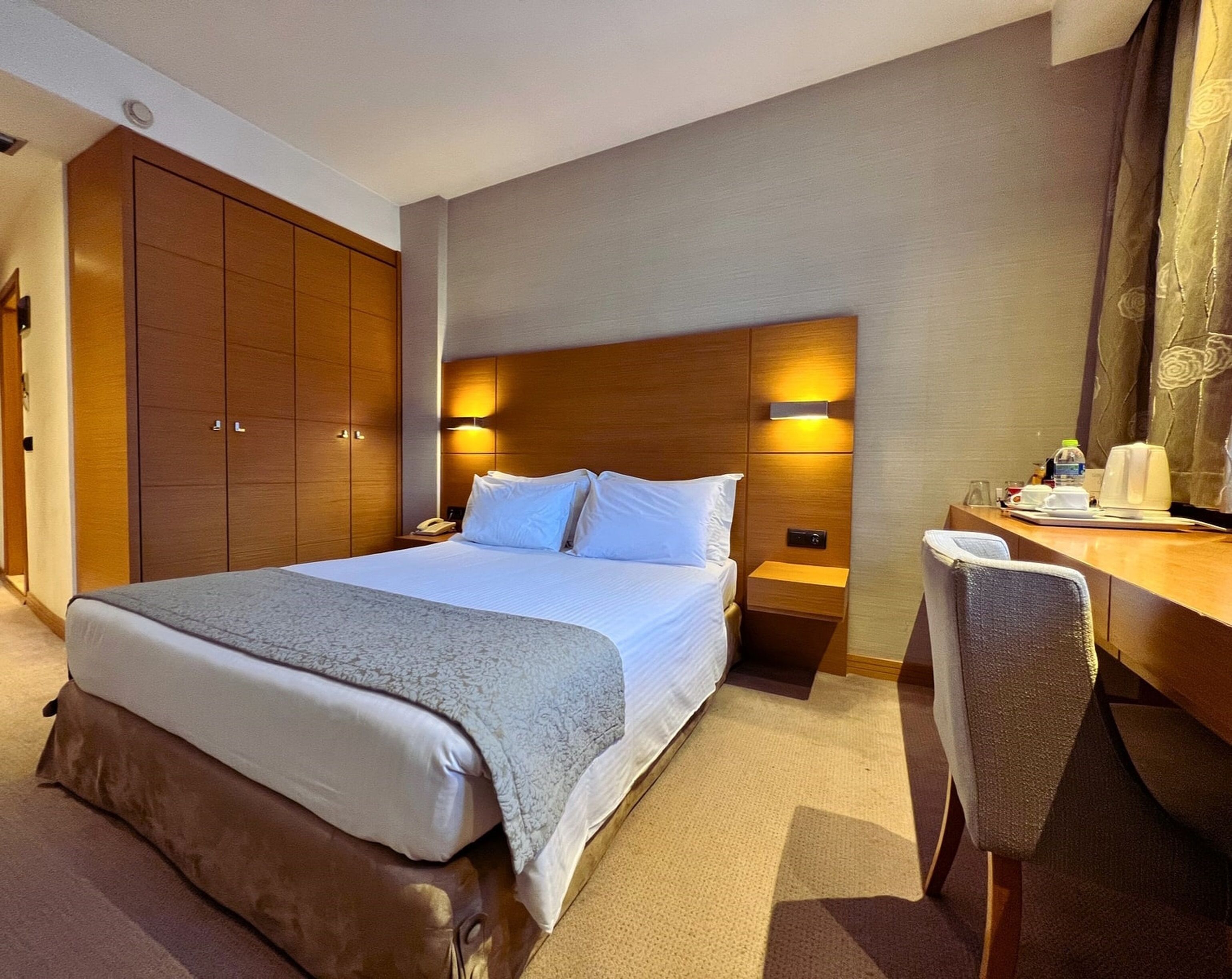 Literie hypoallergénique, minibar, coffres-forts dans les chambres