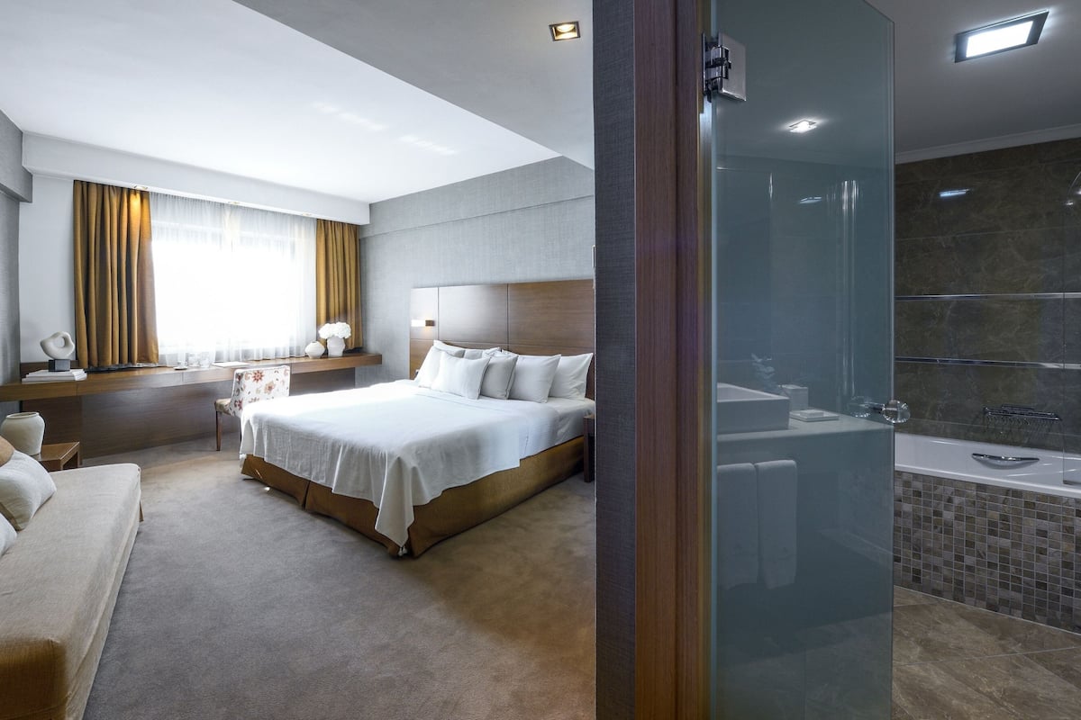 Family Room | Hypo-allergenic bedding, minibar, in-room safe, desk