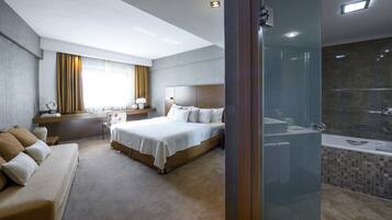 Perhehuone | Allergiatestatut vuodevaatteet, minibaari, tallelokero huoneessa