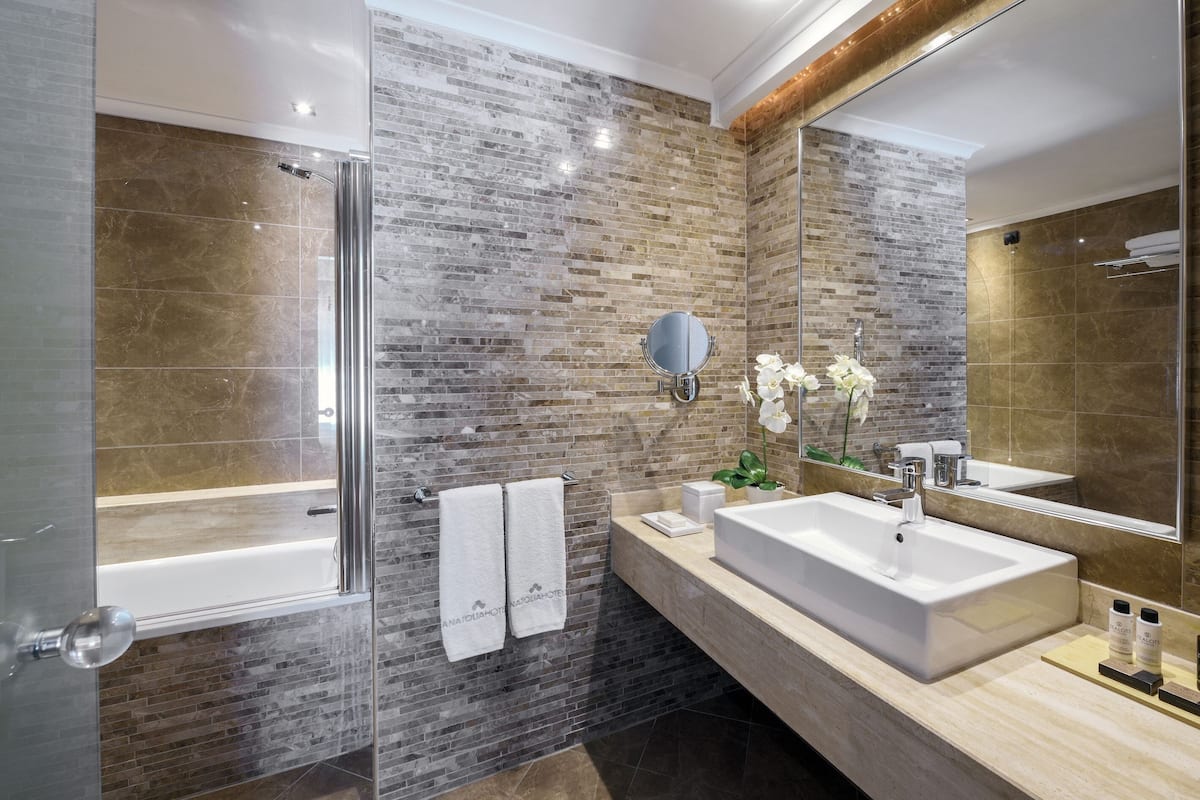 family room | hypo-allergenic bedding, minibar, in-room safe, desk