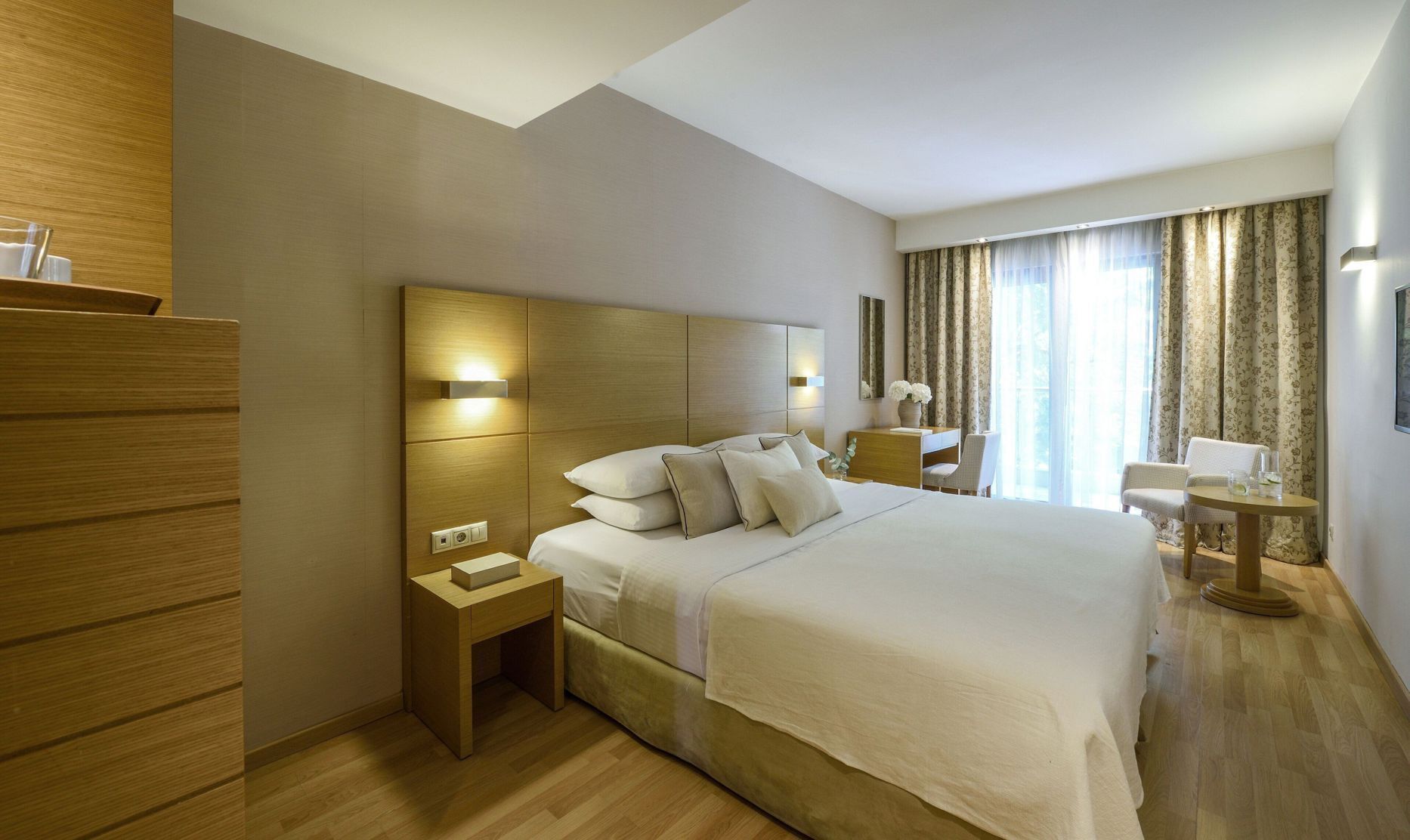 Ropa de cama hipoalergénica y minibar 