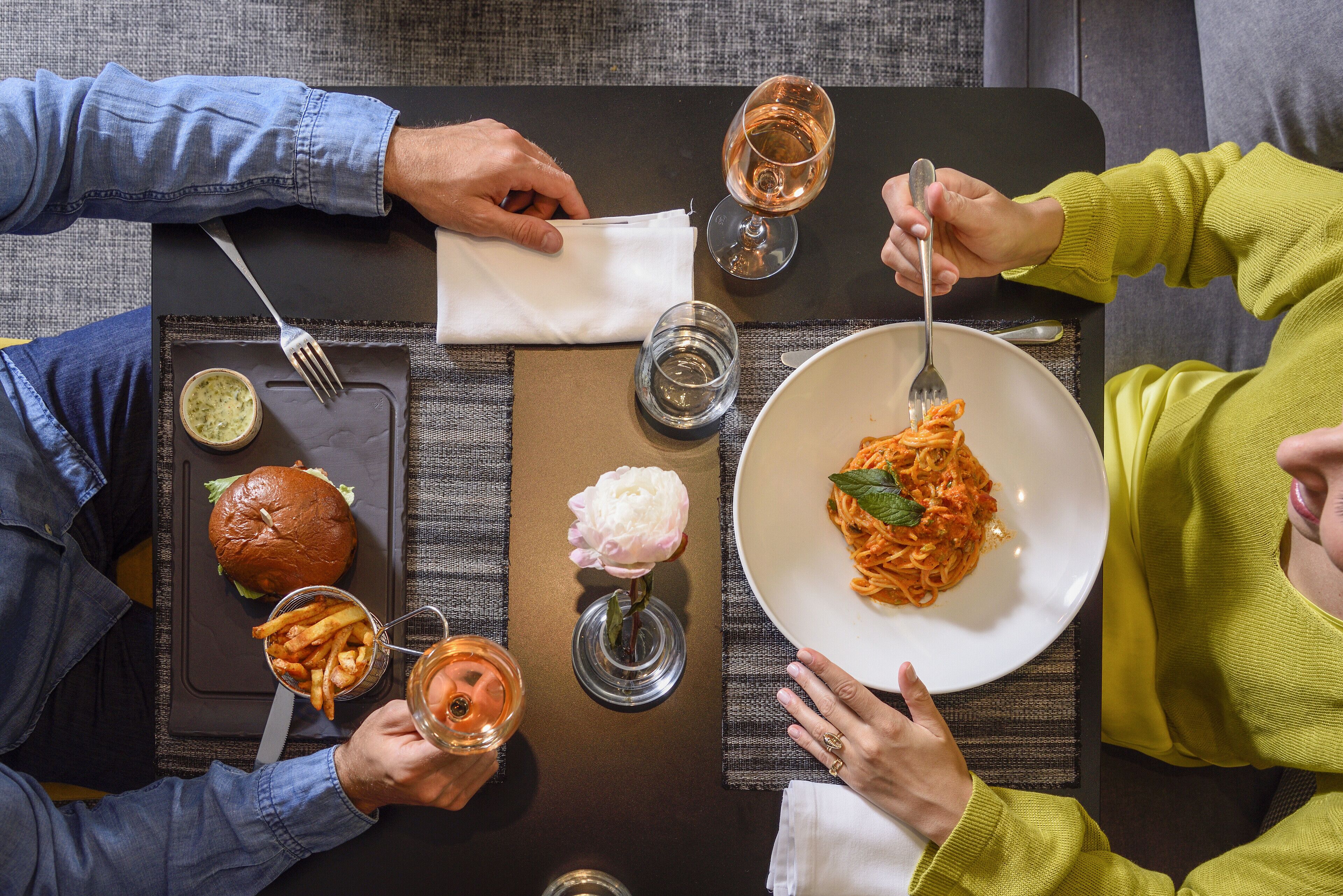 Petit déjeuner, déjeuner et dîner servis sur place