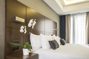 Suite Junior | Seprai antialergi, minibar, brankas, dan meja kerja