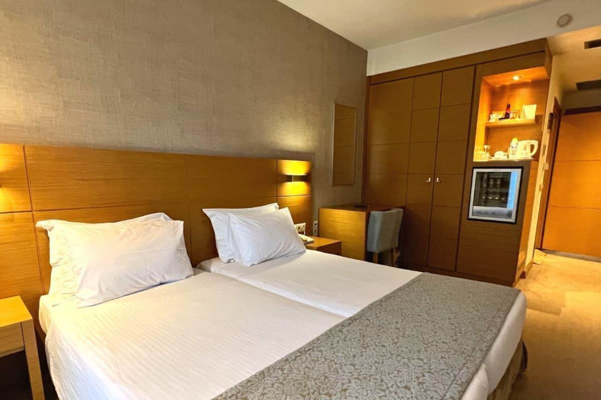 Hypo-allergenic bedding, minibar, in-room safe, desk