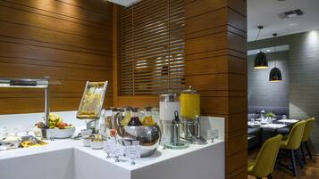 TĂ€gliches FrĂŒhstĂŒcksbuffet (15 EUR pro Person)