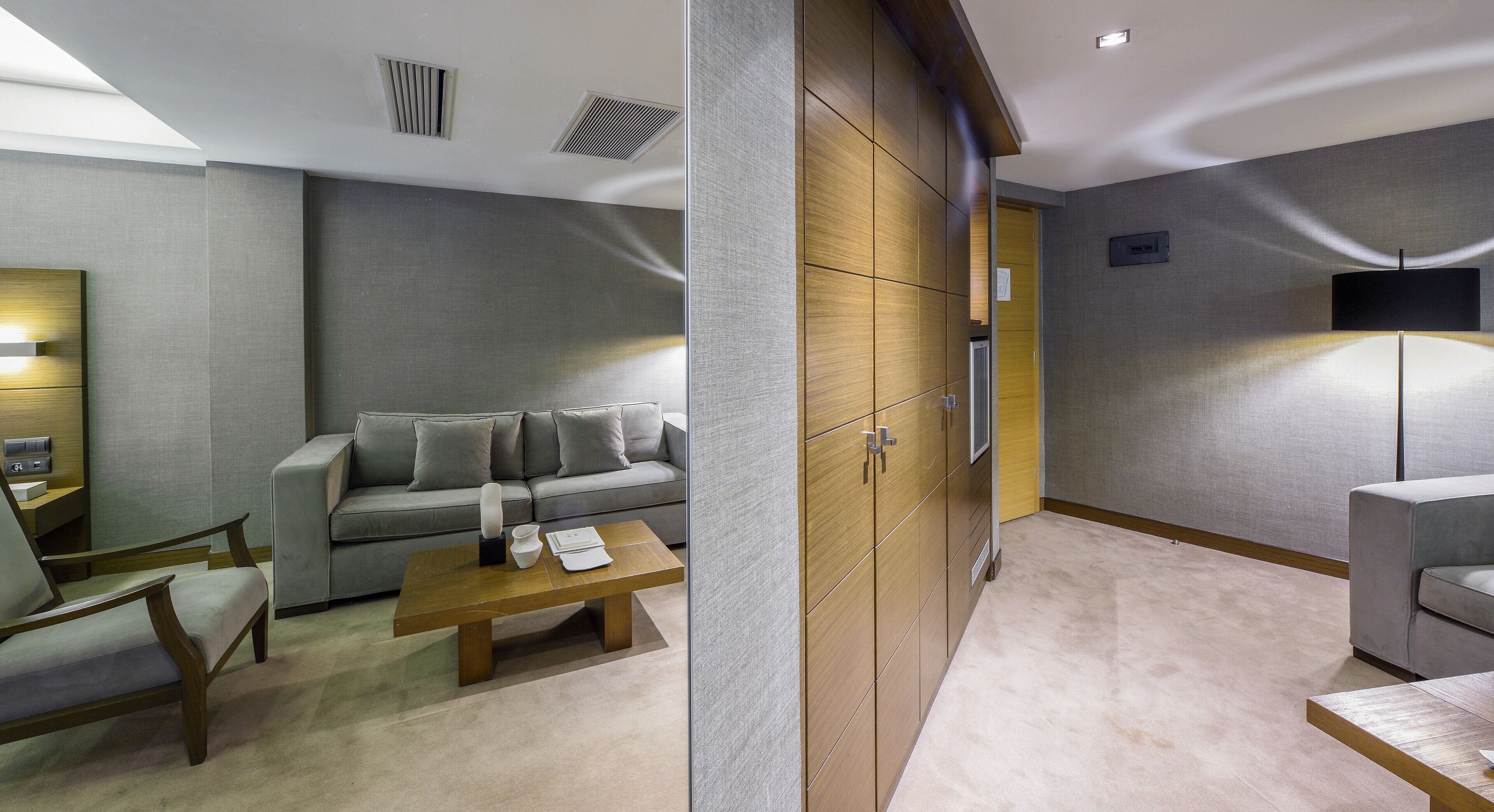 junior suite | hypo-allergenic bedding, minibar, in-room safe, desk