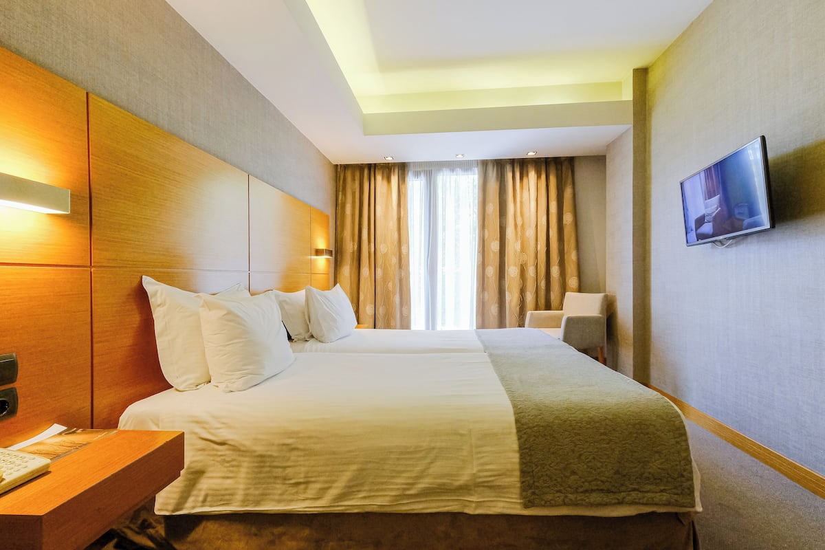 Deluxe Triple Room | Hypo-allergenic bedding available, minibar, in-room safe, desk