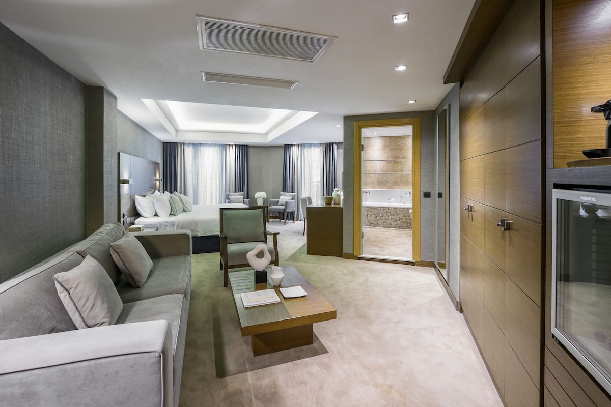 junior suite | hypo-allergenic bedding, minibar, in-room safe, desk