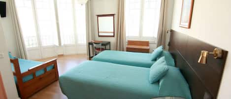 Bureau, fer et planche à repasser, lits bébé (en supplément)