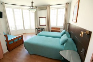 Escritorio, tabla de planchar con plancha y cunas 