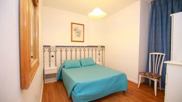 Single Room | Desk, iron/ironing board, cribs/infant beds, rollaway beds