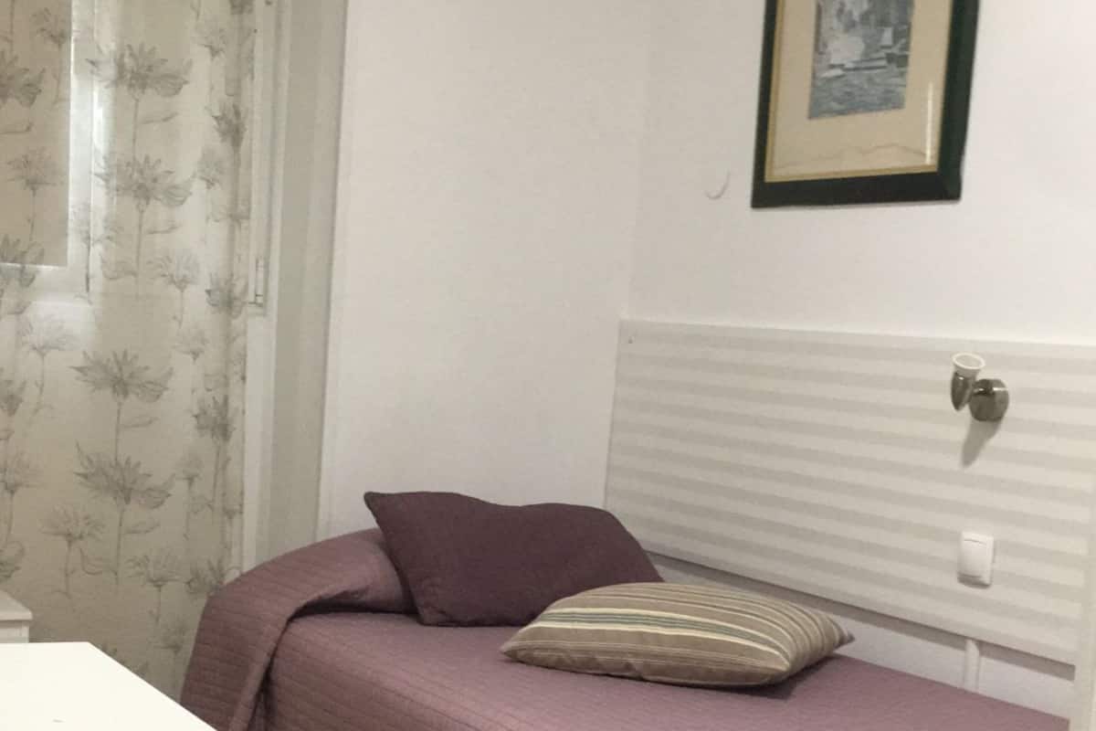 Een bureau, een strijkplank/strijkijzer, babybedden, extra bedden