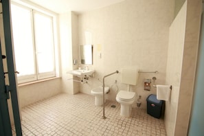 Double Room | Bathroom | Combined shower/tub, hair dryer, towels