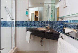 Douche, articles de toilette écologiques, séchoir à cheveux