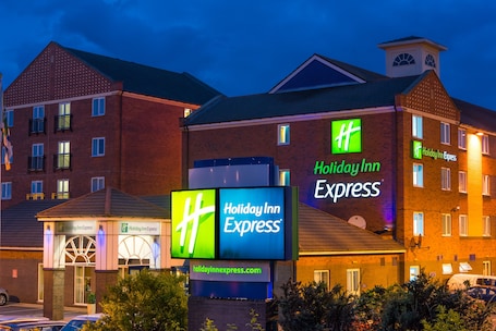 Fachada de la propiedad por la tarde o noche. Holiday Inn Express Newcastle Gateshead by IHG