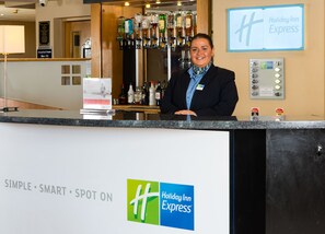 Reception - Holiday Inn Express Newcastle Gateshead by IHG (Newcastle-upon-Tyne)