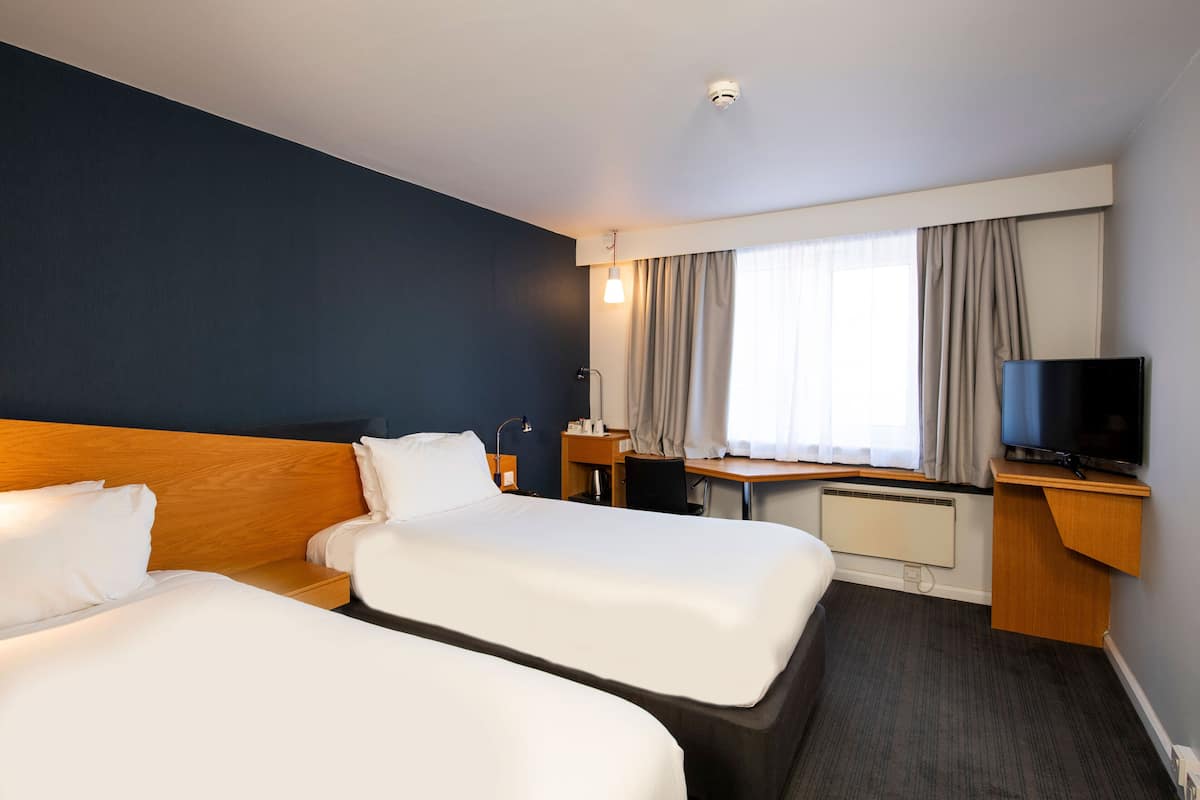 Standaard kamer, 2 eenpersoonsbedden (with Free Hot Breakfast) | Een bureau, een laptopwerkplek, een strijkplank/strijkijzer