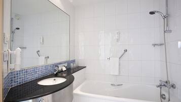 Tab mandi, pengering rambut, bidet, tuala disediakan