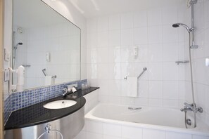 Bathtub, hair dryer, bidet, towels - Holiday Inn Express Madrid-Alcorcón by IHG (Alcorcon)